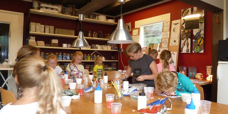 kinderfeestjes emmen gezellig aan ruime tavel een creatief mozaiek maken